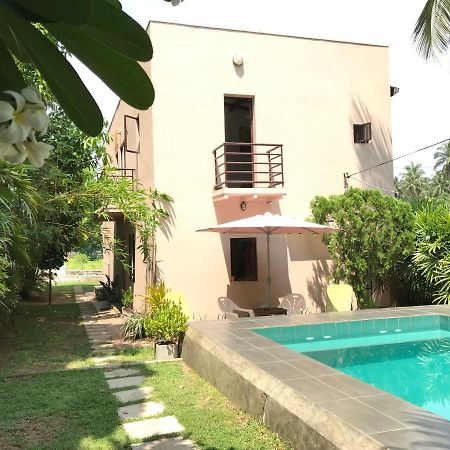 Sri Beach Bungalows And Villa Маравила Екстериор снимка