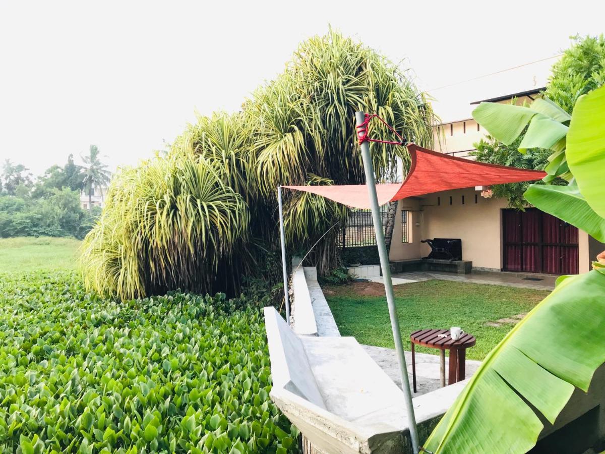 Sri Beach Bungalows And Villa Маравила Екстериор снимка