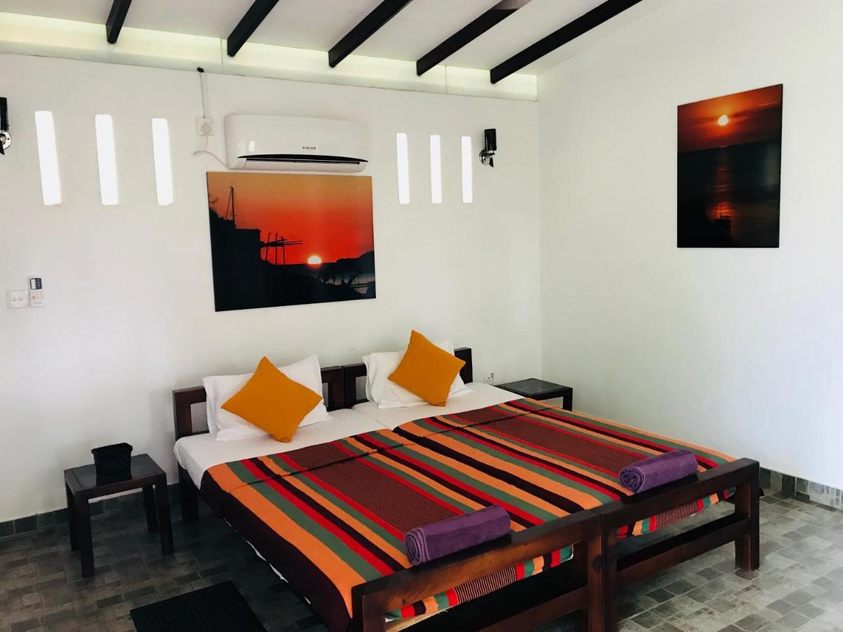 Sri Beach Bungalows And Villa Маравила Екстериор снимка