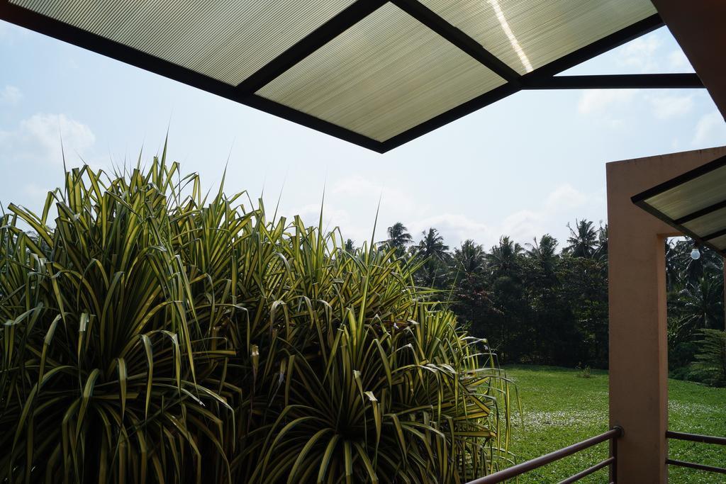 Sri Beach Bungalows And Villa Маравила Екстериор снимка