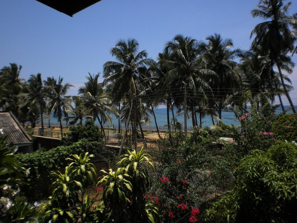 Sri Beach Bungalows And Villa Маравила Екстериор снимка