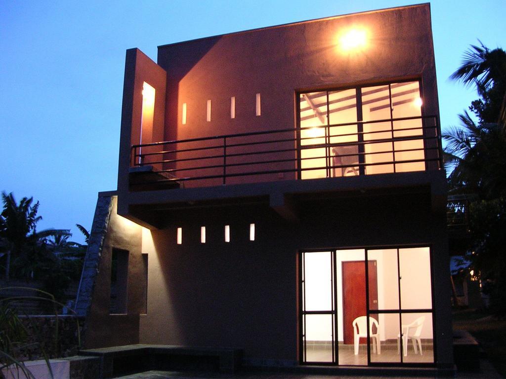 Sri Beach Bungalows And Villa Маравила Екстериор снимка