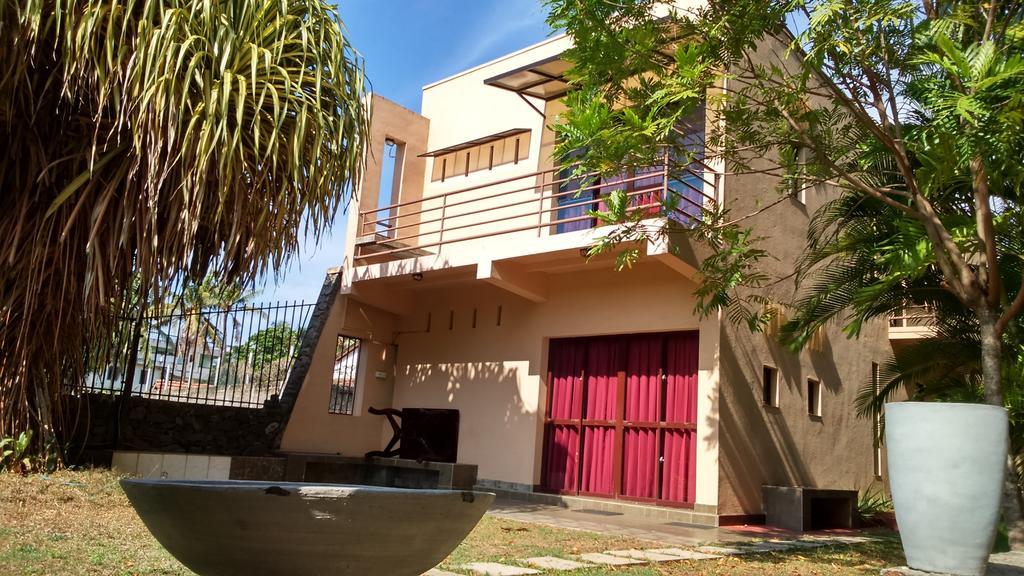 Sri Beach Bungalows And Villa Маравила Екстериор снимка
