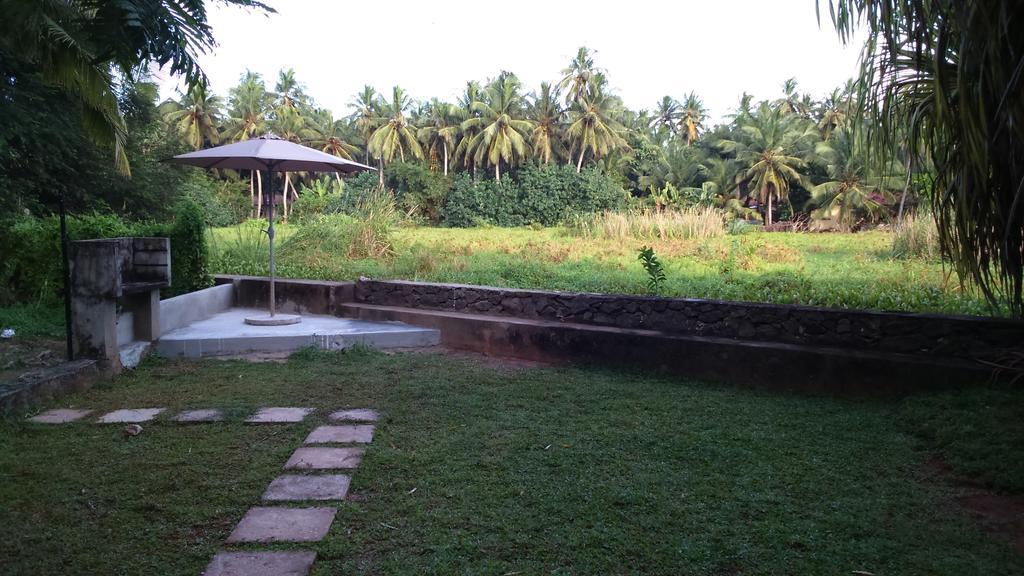 Sri Beach Bungalows And Villa Маравила Екстериор снимка