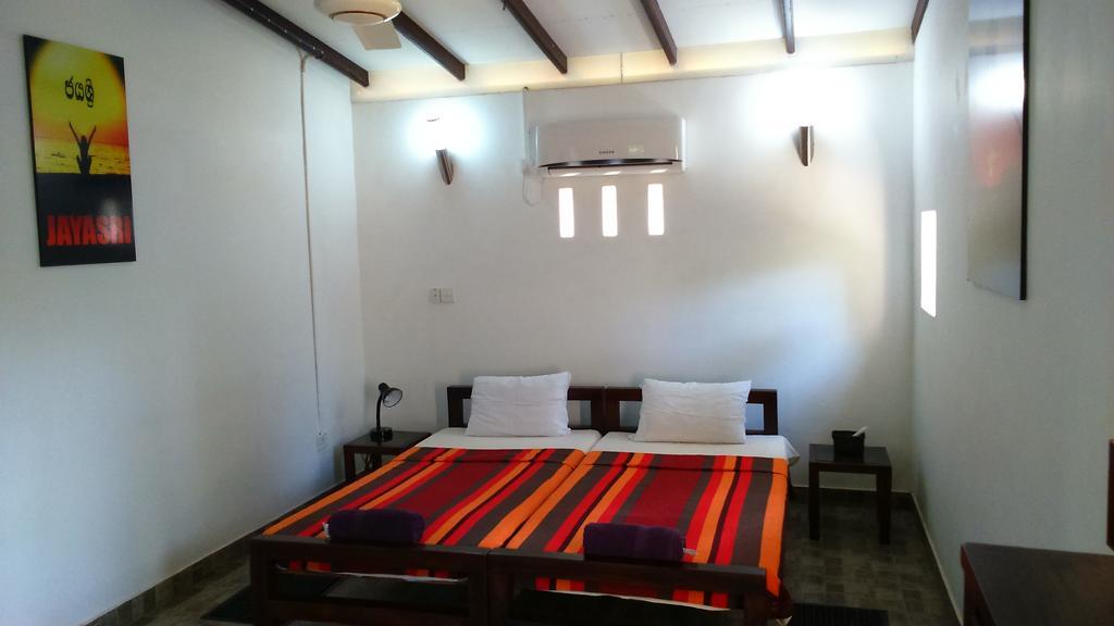 Sri Beach Bungalows And Villa Маравила Екстериор снимка