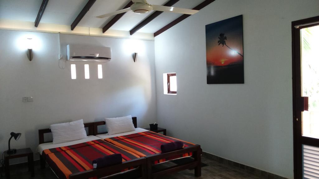 Sri Beach Bungalows And Villa Маравила Екстериор снимка
