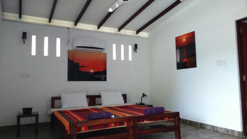 Sri Beach Bungalows And Villa Маравила Екстериор снимка