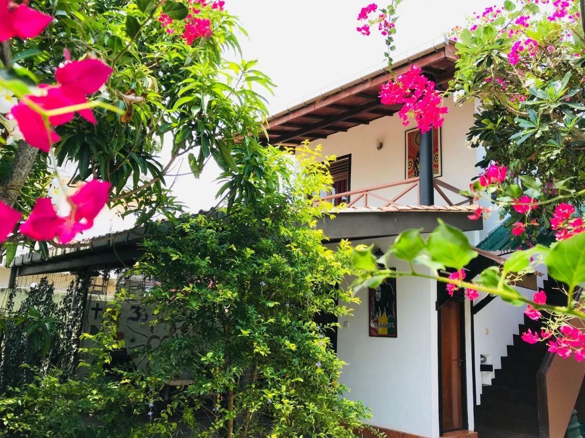 Sri Beach Bungalows And Villa Маравила Екстериор снимка