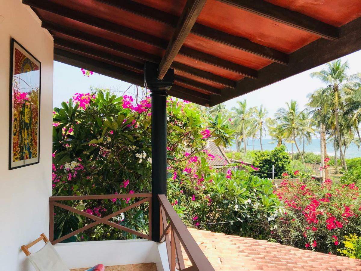 Sri Beach Bungalows And Villa Маравила Екстериор снимка