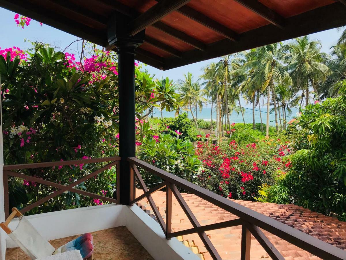 Sri Beach Bungalows And Villa Маравила Екстериор снимка
