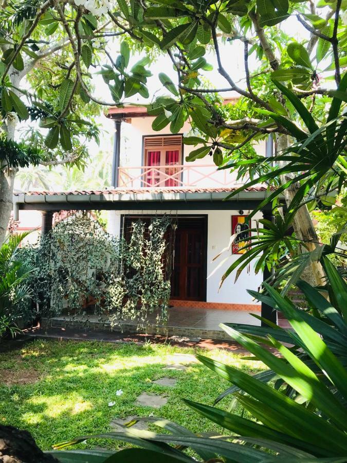 Sri Beach Bungalows And Villa Маравила Екстериор снимка