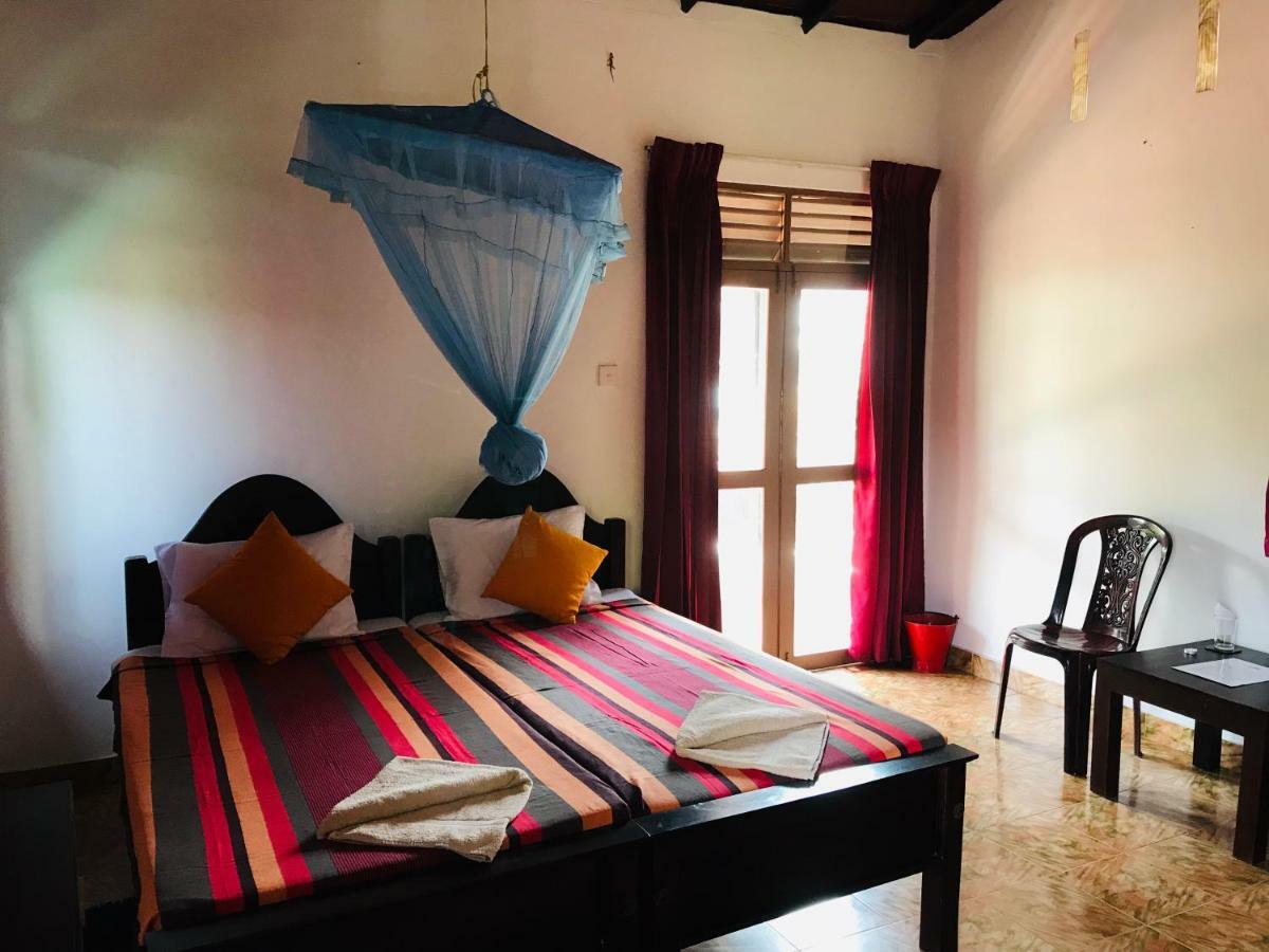 Sri Beach Bungalows And Villa Маравила Екстериор снимка